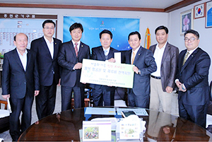 Gangwon Provincial Assembly’s Youth Committee hands over funds collected to send home a Thai woman married to a Korean to see her relatives