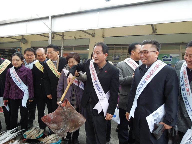 NUAC council members of Iksan-si, Jeongbuk-do listen to difficulties experienced by store owners in traditional markets