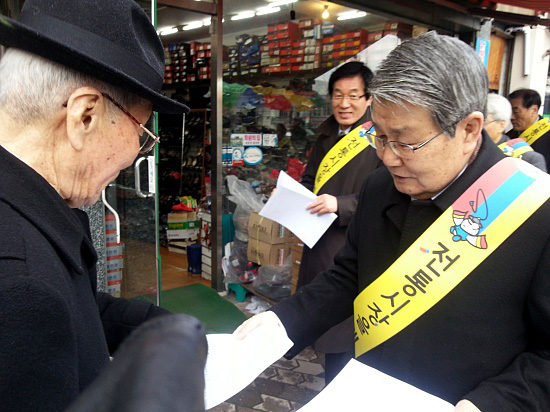 Hong Jong-gil, Vice-chairperson , purchases goods to be used for Lunar New Year at a traditional market