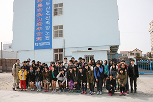 Ewha Korean School volunteer students and NUAC council members of Qingdao Municipal Chapter carry out voluntary activities at a senior citizen facility