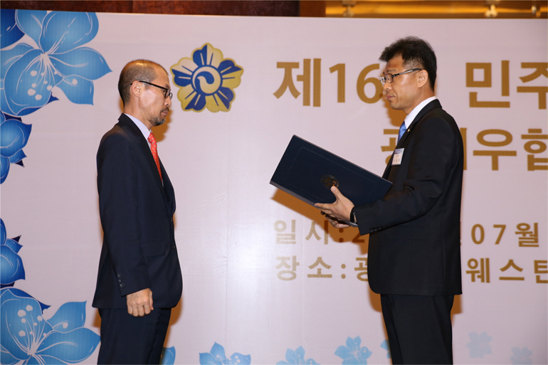 Presenting a letter of appreciation to Lee Min-jae, 15th Secretary