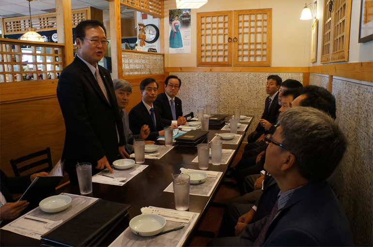 Kim Ki-cheol, Vice-chairperson of the US Municipal Chpater, attending the meeting with executive members of the Miami Municipal Chapter