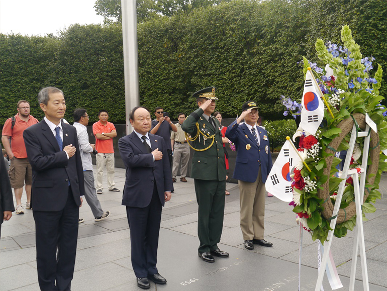 Flower-laying ceremony at the Memorial Park of Korean War in Washington D.C., Aug .19