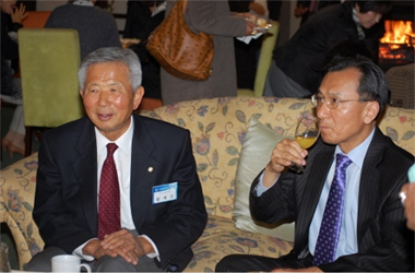 Ambassador Lee (right) and Hwang Jae-gil, Head of the Africa Municipal Chapter (left)