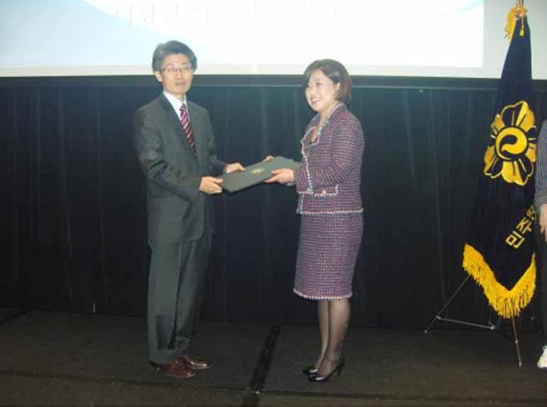 Presentation of Letter of Designation to Lee Sook-jin, Head of the Australia Municipal Chapter, by Lee Hwi-jin, Consul General to Sydney