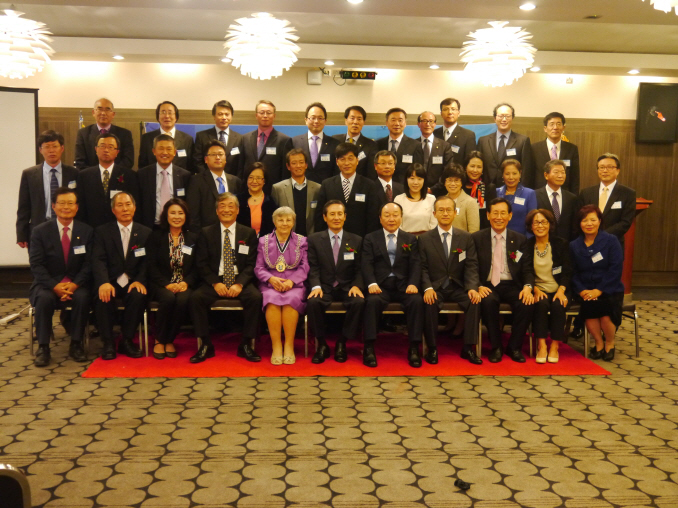 Commemorative photo after the inauguration session. Penny Shelton, Kingston Mayor, wished for the unification of the Korean Peninsula in his congratulatory speech