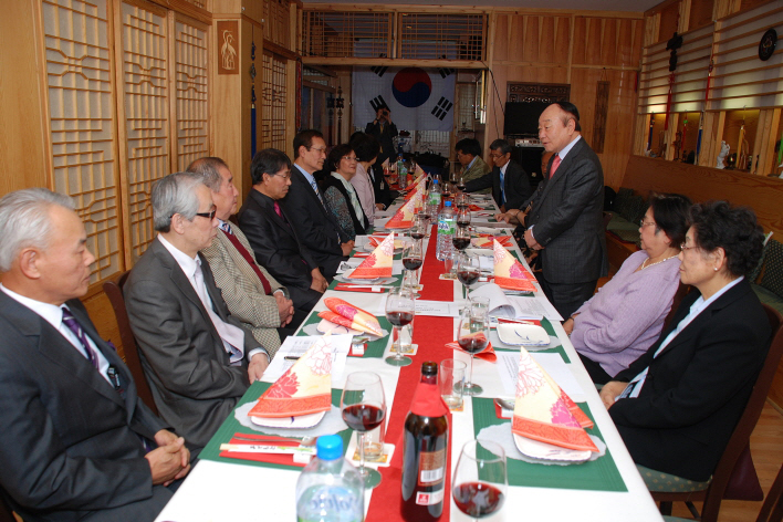 Hyun Kyung-dae, Executive Vice-chairperson, invited senior overseas Koreans who had been dispatched to Germany several decades ago as mine workers and nurses last Sept. 30 at Korea Busan Restaurant in Dusseldorf, Germany to laud their devotion and efforts. Attendants were Yoo Ok-seop (72), Kim Mi-soon (80), Koo Gwi-sun (80), Choi Jeong-bok (72), Lee Jeong-eui (73), Seo Yong-seok (75), Choi Yong-gi (75), Yoo Han-seok (76), and Kim Geun-cheol (75)