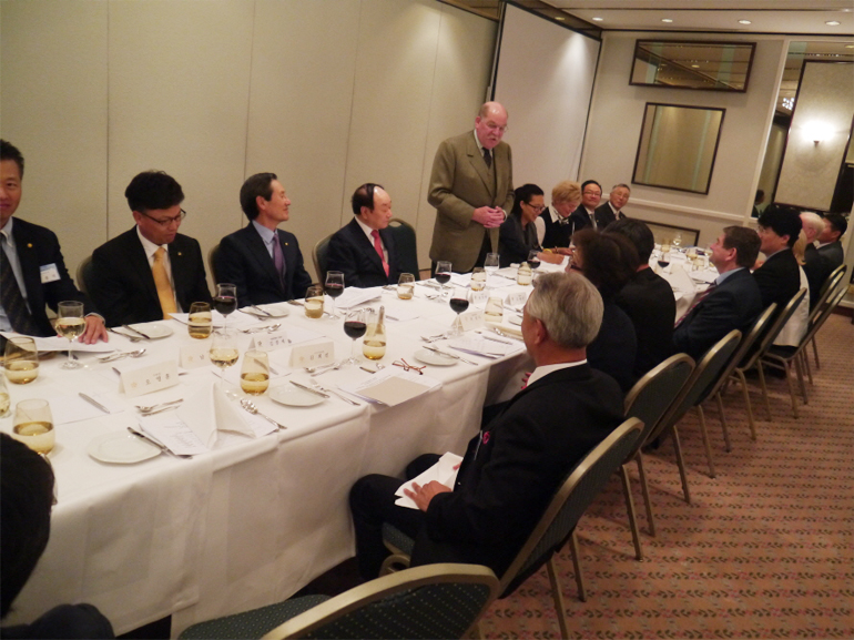 The meeting was held last Oct. 1 at Renaissance Hotel in Dusseldorf, with Ambassador Kim Jae-shin to Germany invited. A total of 20 persons attended the meeting including Hyun Kyung-dae, Executive Vice-chairperson of NUAC, Michael Storm, Honorary Korean Consul to Germany, Rep. Axel Shepper, Rep. Joseph Noiman of NRW State, and Kim Bong-jae, Secretary General of the Korean Association of Europe. They discussed collaboration between Korea and Germany for the unification of the Korean Peninsula and development of Korean society in Germany