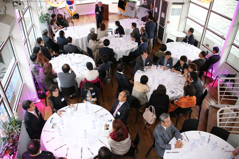 The inauguration session of the Southern Europe Municipal Chapter was held on Oct. 4 aboard the Vedette de Paris on Seine River under the Eiffel Tower and attended by 90 Council members and leaders of Korean communities in France