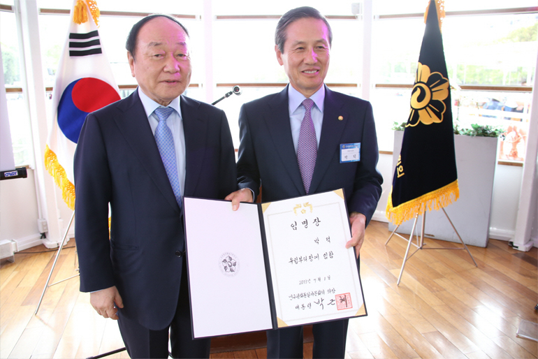 During the inauguration session of the Southern Europe Municipal Chapter, the Letter of Designation was presented to the first Vice-chairperson of the Europe Council. Park Deok, Vice-chairperson of the Council of European region, will lead 5 municipal chapters consisting of 360 members from the UK, Northern Europe, Southern Europe, Middle East, and Africa