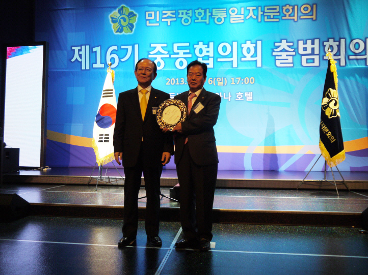 New and ex heads of the Middle East Municipal Chapter during the inauguration session. Park Jeong-gil, new Head, presents a plaque of appreciation to the ex Head, Lee Gwi-dong