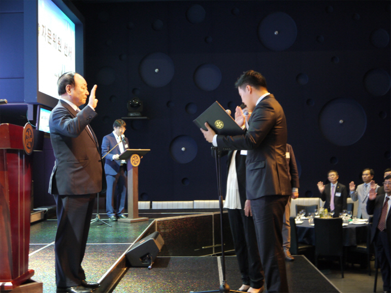 Choi Eun-sang and Jeong O-nim, the youngest Council members of the Middle East Municipal Chapter, take their oath as Council members before Hyun Kyung-dae, Executive Vice-chairperson of NUAC, at the inauguration session