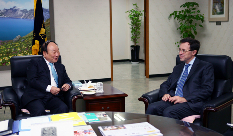 French Ambassador to Korea Jerome Pasquier visits NUAC