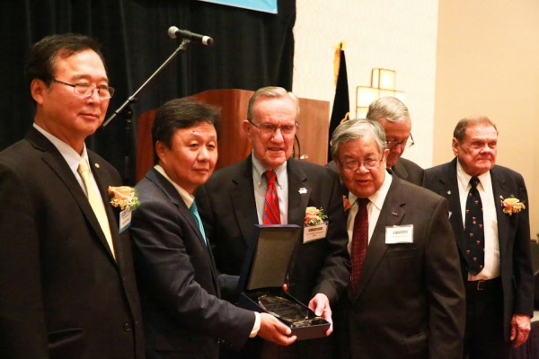 Presenting the Plaque of Appreciation to the Korean War Veterans of the 100th Regiment