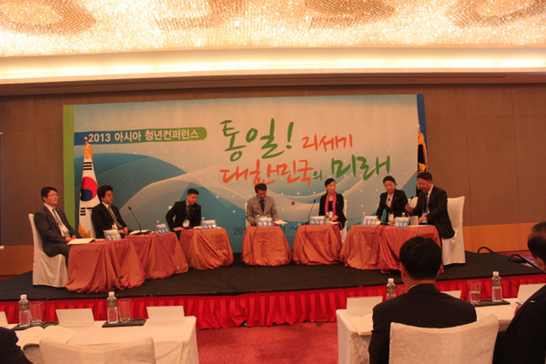 Youth members holding a discussion (from left to right: Jeong Yang-jin, Park Yu-sik, Lee Sang-myeong, Hwang Seong-wook, Lee Ji-wan, Song Yeong-hee, and Chae Ik-joo)