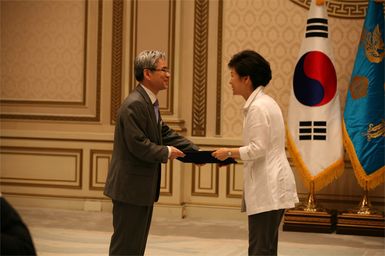 Presentation of letter of designation by President Park