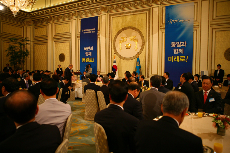 Cha In-tae, Vice-chairperson of the 5 North Korean Provinces, proposing a toast