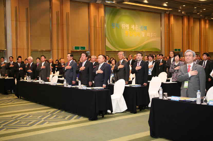 Overseas Members Honoring the National Flag