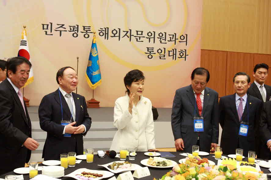 President Park Geun-hye with Overseas NUAC Members