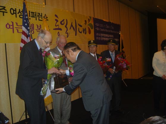 Presenting of gifts to Korean War Veterans 