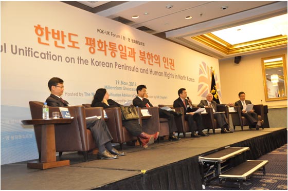 Prof. Park In-hwi, Director Ruth Tapline, Prof. Kim Jae-cheon, Prof. Lee Jeong-hun, Ambassador Steve Brown and Prof. Jo Yoon-yeong, from left to right