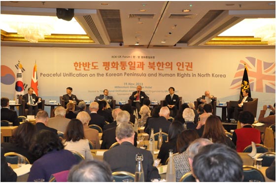 Senator David Alton, Dr. Kim Kwang-jin, Prof. Adam Cathcart, President Warwick Morris, Prof. Hong Seong-pil, Prof. James E. Hoare and Dr. Jo Jeong-hyun, from left to right