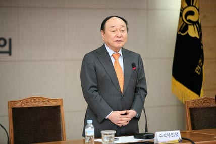 Hyun, Executive Vice-chairperson of NUAC, welcomes the North Korean refugees