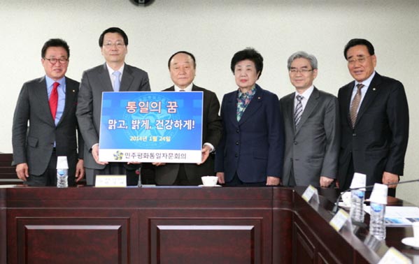 Hyun Kyung-dae, Executive Vice-chairperson of NUAC, visited the Settlement Support Center for North Korean Refugees (Hanawon) last Jan. 24 with 20 Executive Committee members to donate some goods including toys for infants and children and couch, etc.