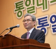 Park Chan-bong delivering his greetings at the conference 