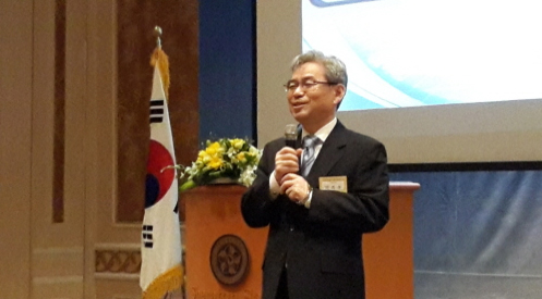 Park Chan-bong delivering his keynote speech