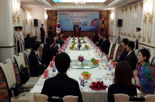 Meeting of the leaders of Korean communities in Hanoi to collect their opinions on unification