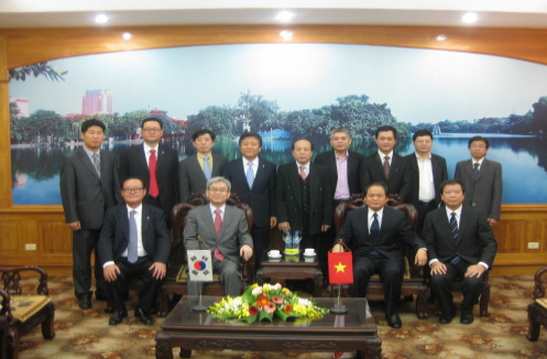 Park Chan-bong, Secretary General of NUAC, visits the president of Hanoi Univ. 