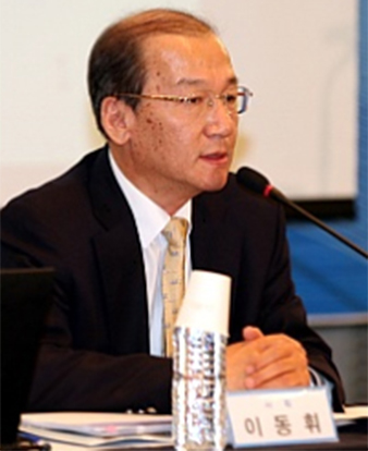 Prof. Lee Dong-hui presiding over the conference