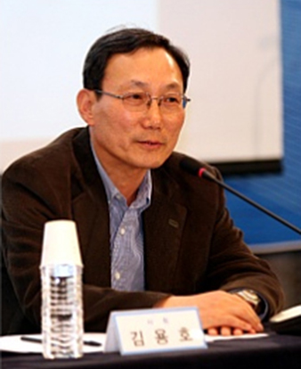 Prof. Kim Yong-ho presiding over the conference