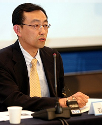 Senior Researcher Kim Jung-ho presenting the subject