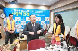 Meanwhile, HyunKyung-dae, the executive vice chairperson of the NUAC, visited the medical team and said, ″The 26,000 North Korean refugees living here in South Korea have brought national unification in advance and in the future they will play key roles in the newly unified Korea.  Accordingly, taking care of the health of the young students who have escaped from the North is very important.″