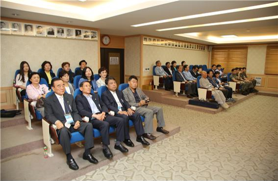 Council members of Gangnam-gu Municipal Chapter listening to the introduction of the 3rd Army Division at the front line