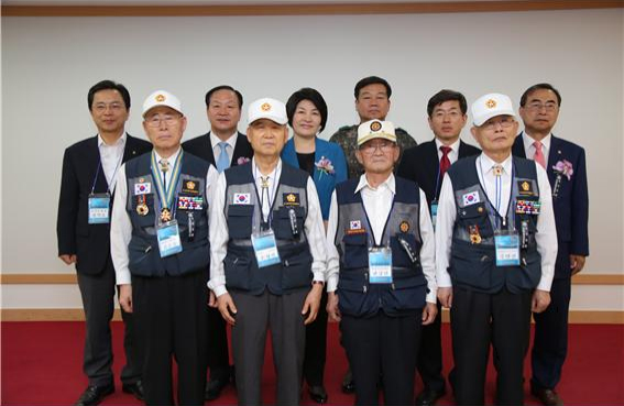 Kang Seok-ho, deputy head of Gangnam-gu Municipal Chapter, Rep. Han Ki-ho, National Defense Committee of Korean Parliament, Rep. Shon In-chun, Maj. Gen. Kim Un-yong, Commander of 3rd Army Division, Kim Do-yeon, 4th Branch Manager of Gangnam-gu Municipal Chapter, Jo Dong-yong, vice chairperson of Gangwon Municipal Chapter and four members of the National Merit of Korean War Veterans, counterclockwise from left