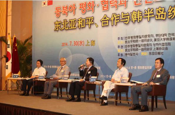 Session 3 panelists: Prof. Ren Xiao, Prof. Lee Hee-ok, Prof. Moon Heung-ho, Deputy Director Liu Ming, and Bang Hyung-nam, editor of the Dong-a Ilbo