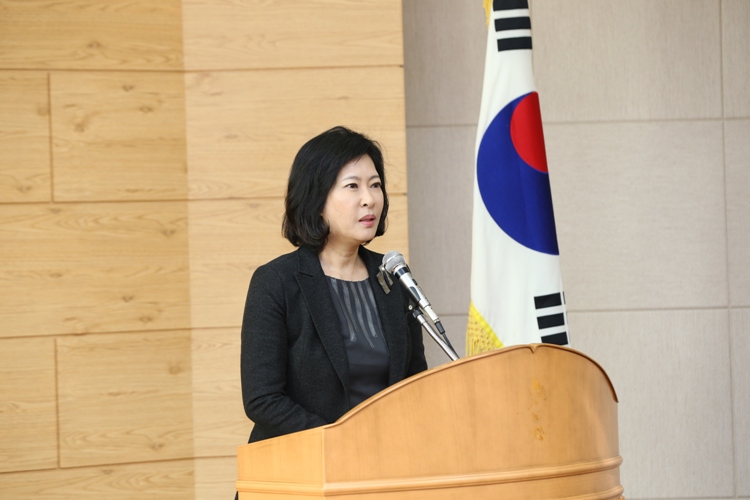 Han Young-sil Delivering the Opening Speech