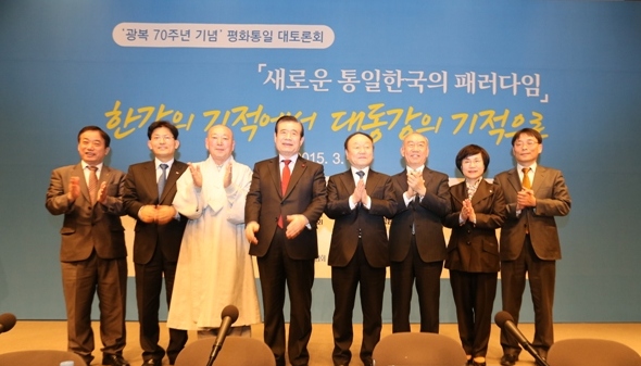 Attendants in the Open Forum(from left to right: Min Heung-sik, Vice President of Export-Import Bank of Korea; Song Jae-hee, Full-Time Vice President of the Korea Federation of Small and Medium Industries; Mong San, Co-Representative of the Citizens’ Coalition for Economic Justice; Han Kwang-ok, Chairman of the Presidential Committee for National Cohesion; Hyun Kyung-dae, Executive Vice-chairperson of NUAC; Sohn Gil-seung, Chairman of the Unification and Economy Committee of FKI; Kwon Seon-joo...