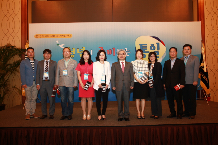 Secretary General Park Chan-bong with the Youth Members