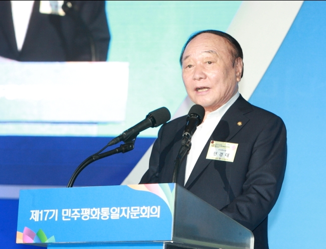 Hyun Kyung-dae, Executive Vice-chairperson of NUAC, reporting the directions of activities of the 17th-term 