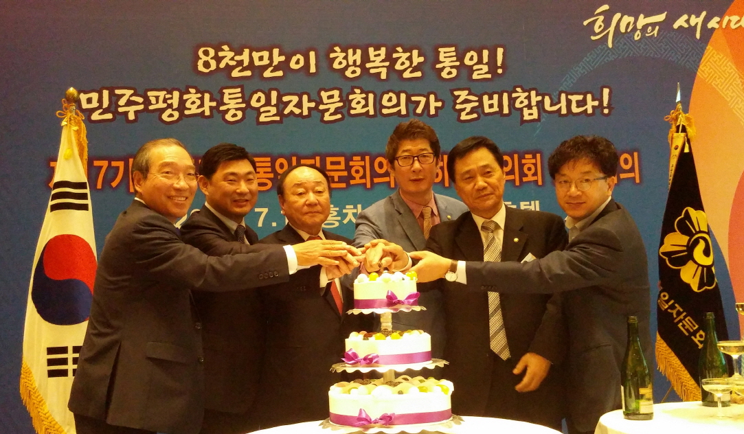 Cake Cutting to Celebrate the Inaugural Session of the 17th term of the Shanghai Municipal Chapter