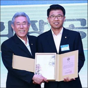 Presenting a letter of appreciation to Lim Dong-hyun, former chief of the municipal chapter 