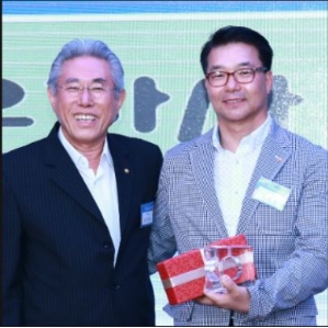 Presenting a plaque of appreciation to Kim Kwan-eun, secretary of the municipal chapter