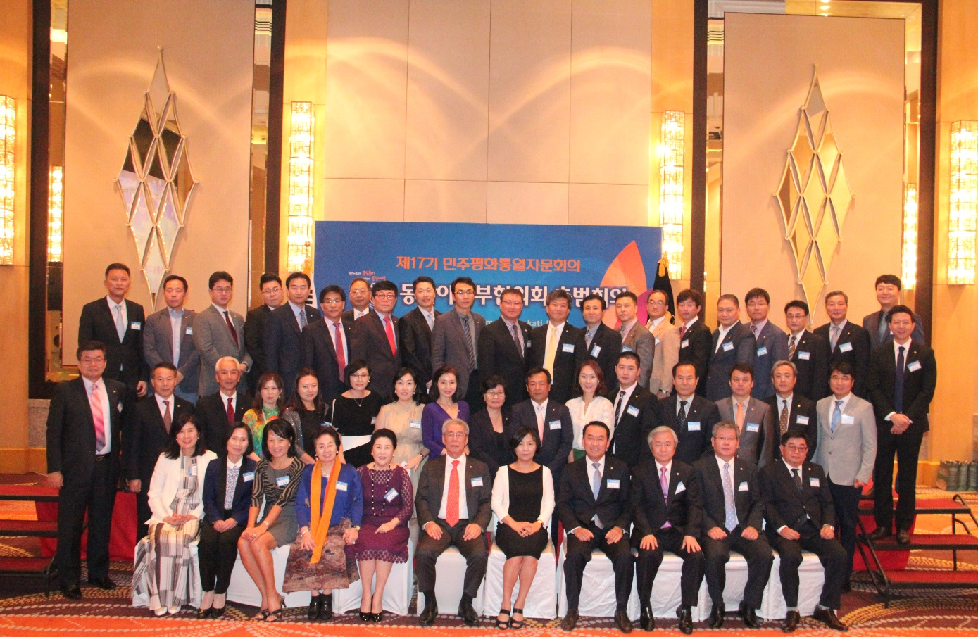 ▶The council members of the Northern Southeast Chapter promise to play their role while taking a group photo.