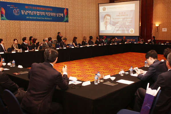 ▶At 3:00pm, prior to the inaugural session, new council members from different countries had time to get to know each other in a meeting and to remind each other that they belong to the same organization.