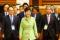 الرئيسة بارك جيون هايي تتحدث عن الوحدة مع أعضاء المجلس بالخارج